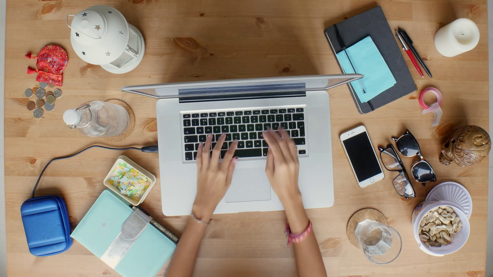 woman-working-on-laptop-top-view_rji-coeul_thumbnail-full01